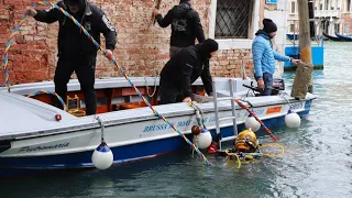 Taucher entdecken versunkenen Zeitungsstand in Venedig
