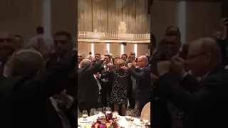 Президент Франции  танцует по армянски