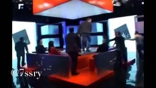 شاب لبناني عاق يضرب امه على الهواء مباشرة Lebanese man hit his mother on the air