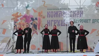 Казачья песня "Черноморочка моя" исполняет Образцовый фольклорный ансамбль "Ладушки" ) город Курск