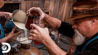 Brandy montañés con arándanos | Clandestinos: El Maestro Destilador | Discovery Latinoamérica