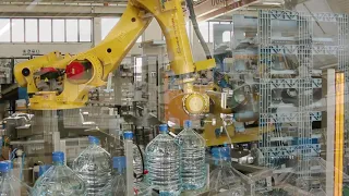 Robotic palletizing island for PET Gallons