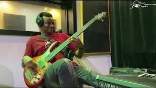 THIS BASSIST DIDN’T FIND THIS AFRICAN PRAISE MEDLEY FUNNY | HE KILLED IT