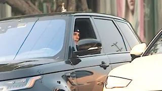 Justin Bieber And Hailey Baldwin Have A Roadside Chat In Beverly Hills