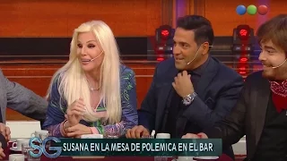 Susana se sienta en la mesa de Polémica en el Bar - Susana Giménez