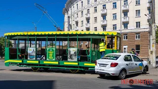 У Дніпрі на проспекті Яворницького в ретро трамвай врізався Renault служби таксі Uklon