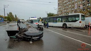 В Днепре на Слобожанском проспекте Audi «в лоб» ударила Honda и перевернулась