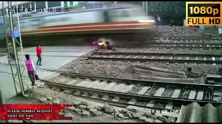 Railway Crossing Dangerous Accident : Biker narrowly escapes speeding train in Mumbai