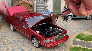 1:18 Lincoln Town Car 4.6L V8 '90, red metallic - Xiaoguang Model [Unboxing]