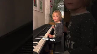 This little boy learned the piano by himself 😱