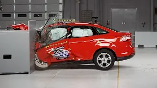 2013 Ford Focus 4-door driver-side small overlap IIHS crash test