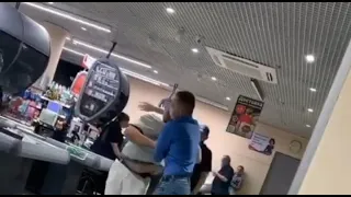 Драка с охранником в запорожском супермаркете | Все началось из за маски