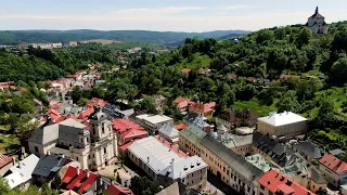 Jarná údržba malého historického mestského domu.