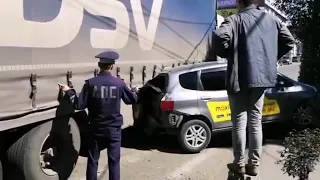 Малолитражку зажало под огромной фурой после ДТП во Владивостоке