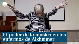 Una exbailarina con Alzheimer se emociona y danza al son de "El lago de los cisnes"
