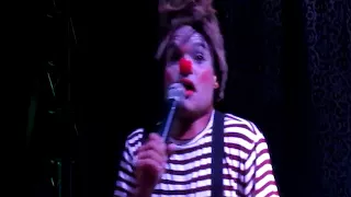 Palhaço Meio Quilo Presley cantando Sarafina no Vollver Circos em Miradouro