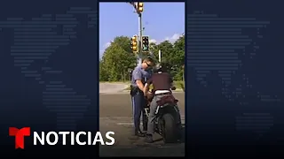 Un motociclista huye y arrastra a un policía | Noticias Telemundo