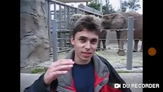 Самое первое видео на ютубе оно называется me at the zoo