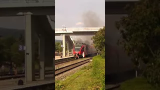 Zug brennt am Bahnhof