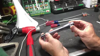 How to easily remove bad corroded battery from LED mini maglite !