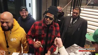 JAY-Z gives $800 autograph to fans in New York City