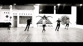 Kau Bukan Cinta Pertamaku  -Line Dance (Choreo by Hotma Tiarma(INA)