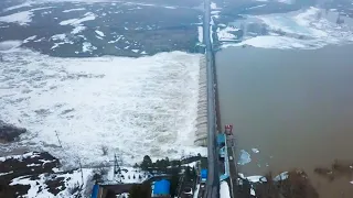Жителей Петропавловска срочно эвакуируют. Мощные потоки воды топят дома на севере Казахстана