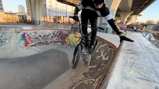 Катаюсь в бетонном скейт парке на bmx