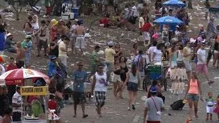 Waste invades the streets of Rio after the Carnival