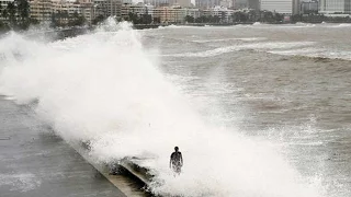 Bandstand : Girl drowns at Bandra while taking selfie, feared dead