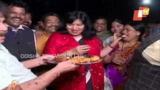 Bhubaneswar MP Aparajita Sarangi relishes famous Rabi bhai bara in Bhubaneswar