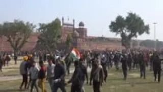 Indian farmers storm fort, clash with police
