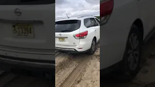 Nissan Pathfinder in sand