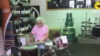 приколись,70 летняя бабка,жгёт на барабанах