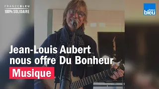 Jean-Louis Aubert interprète Du Bonheur dans son salon