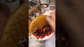 돼지바 맛 와플대학 크런치 땔기잼와플에 생크림추가 | Crunch strawberry jam waffle whipped cream added