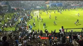 😱 CRAZY🤯 Brutal fight leaves almost 200 fans dēàd at Indonesian football match