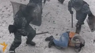 Ukraine violence: Riot police beat up protesters in Kiev