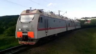 Электровоз 3ЭС5К-115 "Ермак" с не большим грузовым поездом.