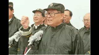 【AI修复】“98抗洪” 江泽民在九江向保住大堤的军人和群众发表演讲 看望当地群众和师生