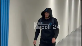 Kvaratskhelia è il primo ad andarsene! 😲 TRISTE e DELUSO dopo Napoli-Barcellona 1-1