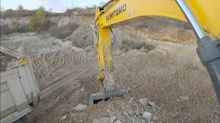 Sumıtomo Excavator truck loading