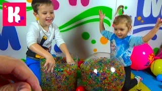 Katy and Max have a new challenge with water balls