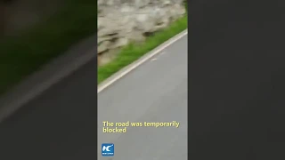 Man stops 15 cars from going forward, before landslide hits