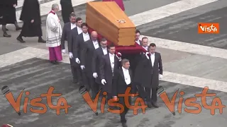 I momenti più toccanti dei funerali di Papa Benedetto XVI