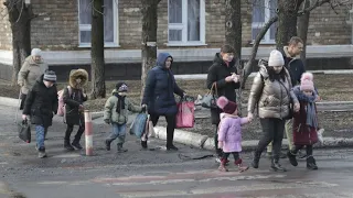 Zivilisten verlassen die Ostukraine in Richtung Russland