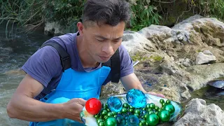 Prying open the huge mussel, the man was stunned. Countless beautiful green pearls are so charming