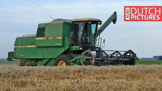 Tarwe dorsen met John Deere 1075 combine, Steyr + Valtra |Wheat harvest|Weizenernte|ŻNIWA|NL