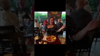Opera singer surprised restaurant 🍕❤️