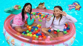 Maria Clara brincando na nova piscina de plástico no parque aquático